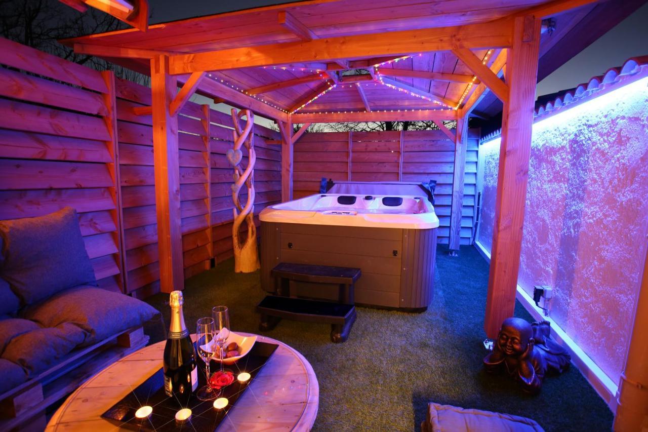 Lovina Chambre De Charme Avec Jaccuzi Velaux Exterior photo