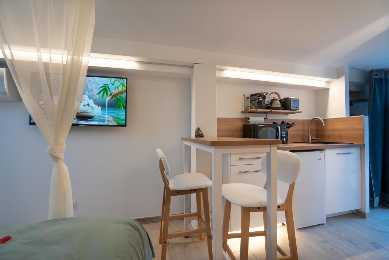 Lovina Chambre De Charme Avec Jaccuzi Velaux Exterior photo